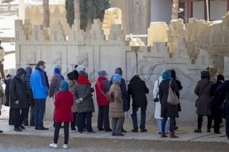 باید چشم به راهنمایان گردشگری داشت
