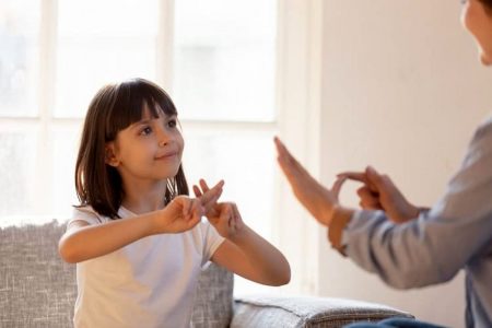 نیاز ناشنوایان به راهنمای گردشگری مسلط به زبان اشاره