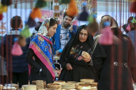 مردم بیشتر تماشاچی هستند