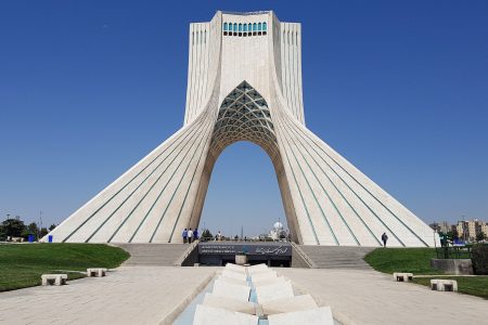 برج آزادی در ایام عید سعید فطر پذیرای گردشگران است.