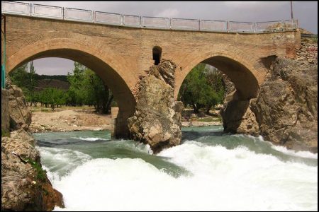 پایه های پل تاریخی زمانخان در حال ریزش است