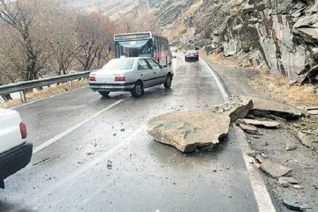 محور کندوان به دلیل ریزش سنگ و عدم ایمنی مسدود است