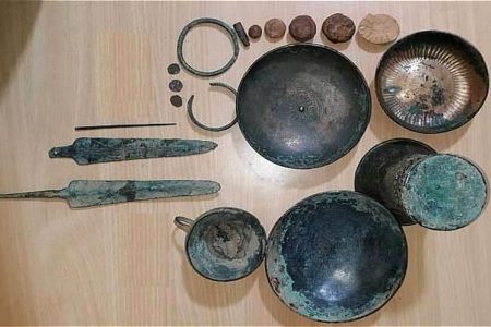 در یک طلا فروشی خرید و فروش اشیای تاریخی انجام می شد