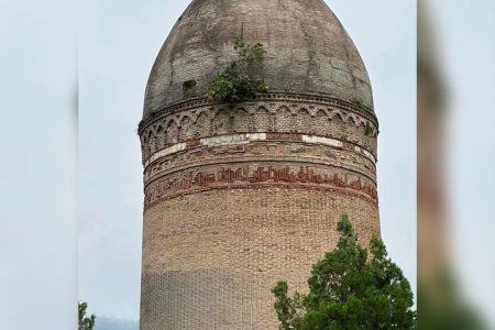 برج مقبره هزار ساله لاجیم سواد کوه بر اثر رویش درخت ترک خورد