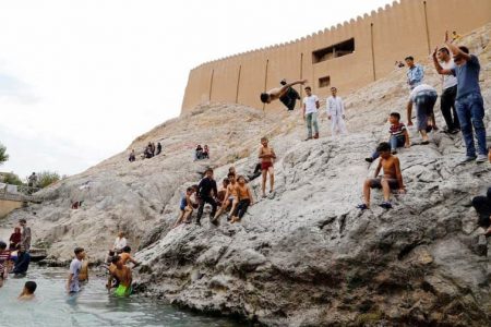 عزم مسئولان برای رفع مشکل خشک شدن چشمه علی
