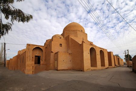 به مسجد جامع اردستان کم توجهی شده است وآن را به حال خود رها کرده اند