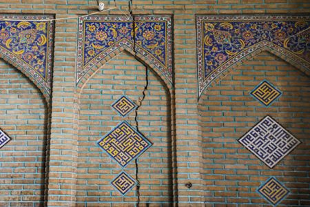 ترک عمیق در بخش هایی از مسجد سید اصفهان
