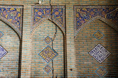 فرونشست در اصفهان باعث ترک خوردن بنای مساجد تاریخی شده است