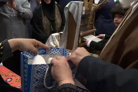 ویدئو/ هدیه جالب غرفه‌دار صنایع دستی به رهبر انقلاب