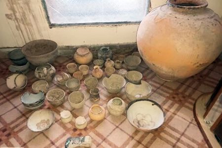 تحویل گرفتن ۳۴ قطعه ظرف سفالی تاریخی از طریق ریش سفیدی