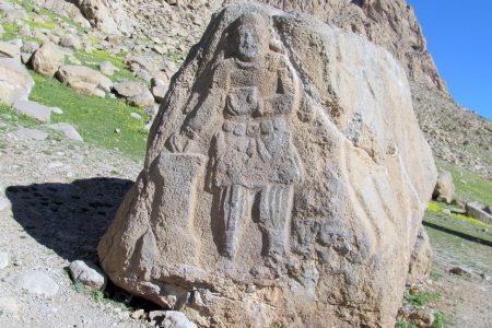 سرباز پارتی توسط یک خیر محافظت می‌‎شود