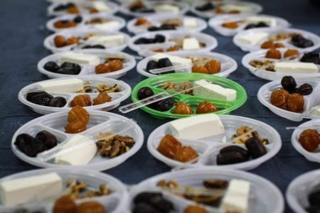 از گردشگران نوروزی با افطاری ساده در تویسرکان پذیرایی می‌شود