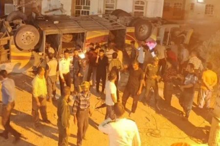 اتوبوس زائران پاکستانی دچار واژگونی و آتش سوزی شد/ ۲۸ نفر کشته شدند