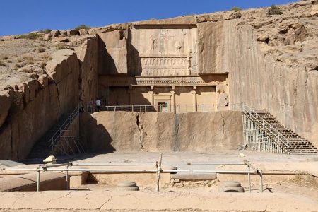 نم‌زدگی آرامگاه «اردشیر سوم» هخامنشی