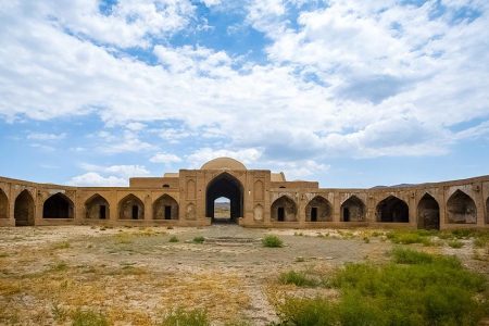 ۲۰ سال حصر کاروانسرای شاه‌عباسی در سمنان!