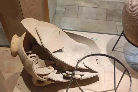 شکسته شدن کوزه ۳۵۰۰ ساله توسط یک پسر بچه در حیفا